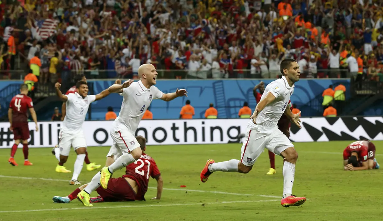 Pemain Timnas Amerika Serikat merayakan gol Clint Dempsey (kedua dari kanan) yang menggagalkan kemenangan Portugal di laga penyisihan Piala Dunia 2014 Grup G di Stadion Amazonia, Manaus, Brasil, (23/6/2014). (REUTERS/Siphiwe Sibeko)