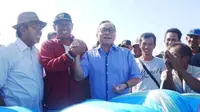 Kedatangan Zulkifli Hasan ke Tambak Garam disambut para petani garam Kalianget.