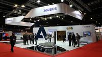 Suasana stan Airbus pada Singapore Airshow 2022 di Singapura, Selasa (15/2/2022). Singapore Airshow 2022 dimulai pada hari ini hingga 18 Februari. (ROSLAN RAHMAN/AFP)
