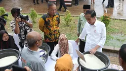 Presiden Joko Widodo berbincang dengan pedagang selama  acara penyaluran bantuan sosial Program Keluarga Harapan (PKH) dan Bantuan Pangan Non Tunai (BPNT) tahun 2019 di Cibinong, Bogor, Jumat (22/2). (Liputan6.com/Angga Yuniar)