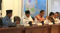 Gubernur DKI Jakarta Anies Baswedan, Gubernur Banten Wahidin Halim dan Gubernur Jawa Barat Ridwan Kamil beserta sejumlah menteri kabinet kerja mengikuti rapat terbatas di Kantor Presiden, Jakarta, Selasa (8/1). (Liputan6.com/Angga Yuniar)