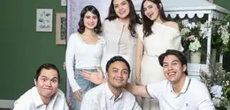 Acara intimate Alyssa Daguise tersebut dihadiri keluarga serta sahabat terdekat, termasuk dua calon adik iparnya, Syifa Hadju dan Tissa Biani.  [@syifahadju/tissabiani].