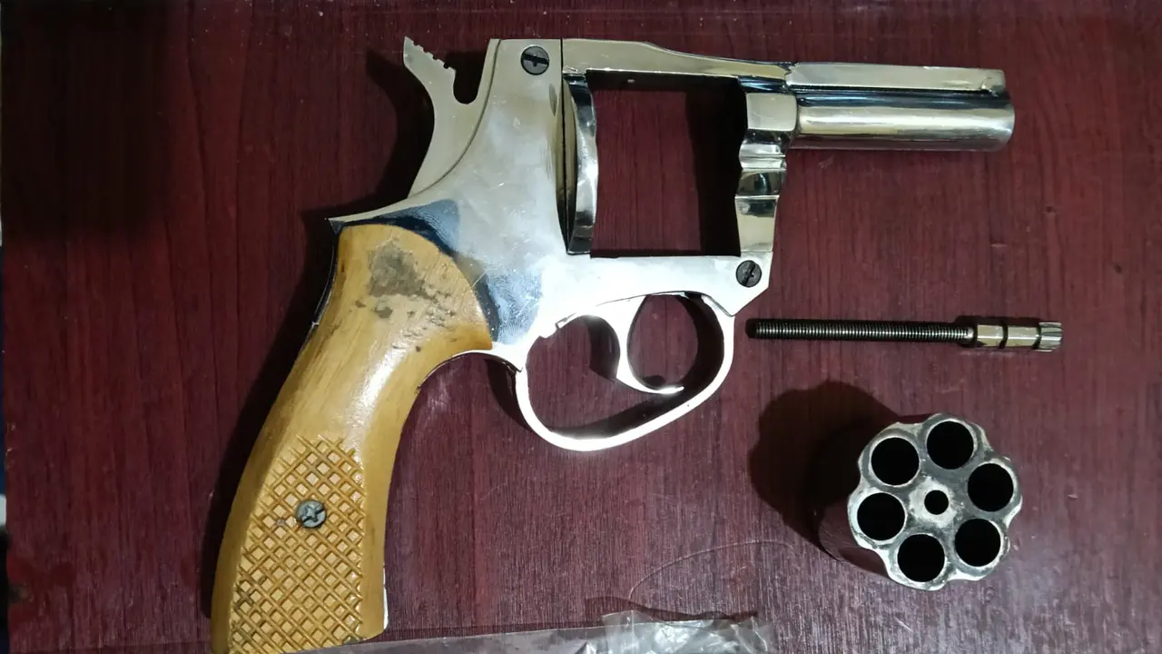 Barang bukti pistol dalam kasus penembakan petani di Lampung