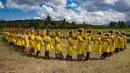 Para wanita yang mengenakan pakaian adat berbaris saat berjalan dalam ritual Hindu Bali bernama Usaba Sri di Karangasem, Bali, Senin, 10 Agustus 2026. (Foto AP/Firdia Lisnawati)