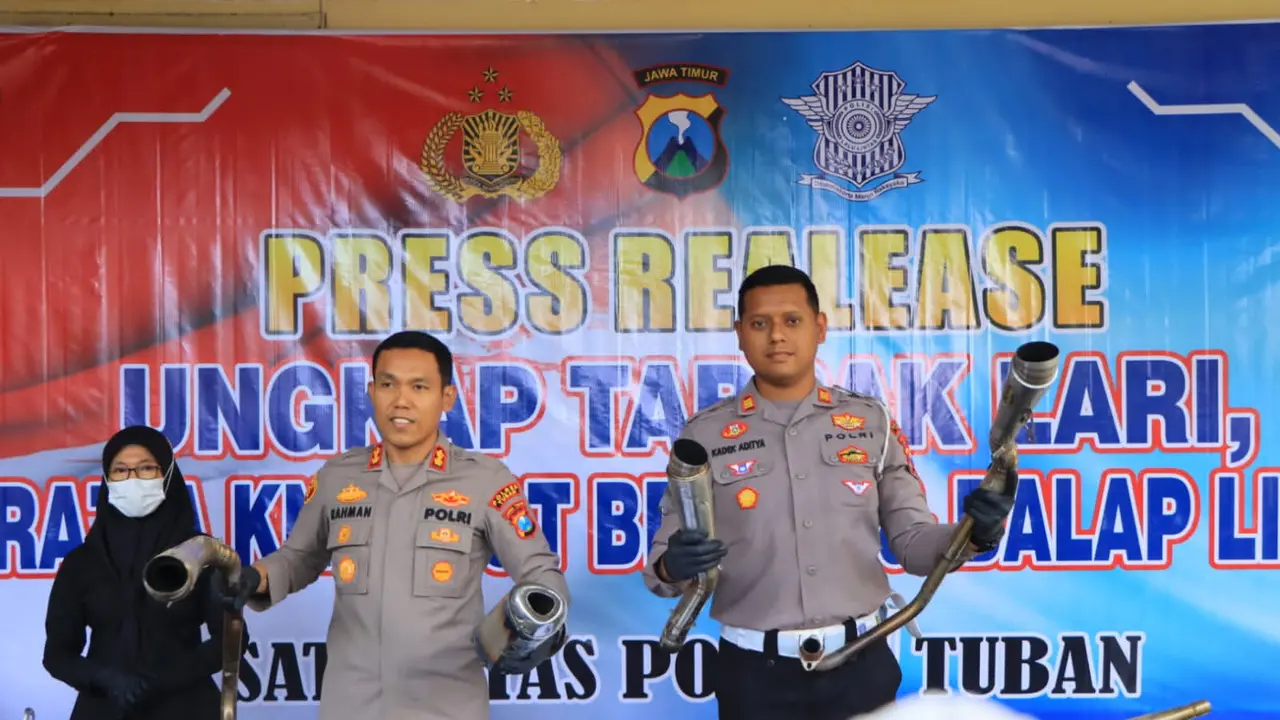 Kapolres Tuban AKBP Rahman, ketika menunjukkan barang bukti knalpot brong. (Adirin/Liputan6.com)
