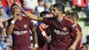 Gelandang Barcelona, Paulinho, melakukan selebrasi bersama Luis Suarez, usai mencetak gol ke gawang Getafe pada laga La Liga di Stadion Alfonso Perez, Sabtu (16/9/2017). Barcelona menang 2-1 atas Getafe. (AP/Francisco Seco)