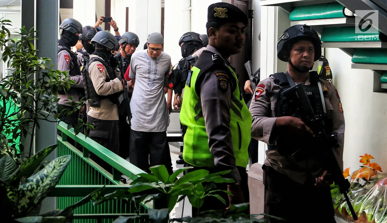 Ketua Jamaah Ansharut Daulah (JAD) Pusat, Zainal Anshori seusai sidang pembubaran organisasi JAD di PN Jakarta Selatan, Jakarta, Selasa (31/7). JAD yang diwakili Zainal Anshori mendapat hukuman pembekuan dan denda Rp 5 juta. (Liputan6.com/Johan Tallo)