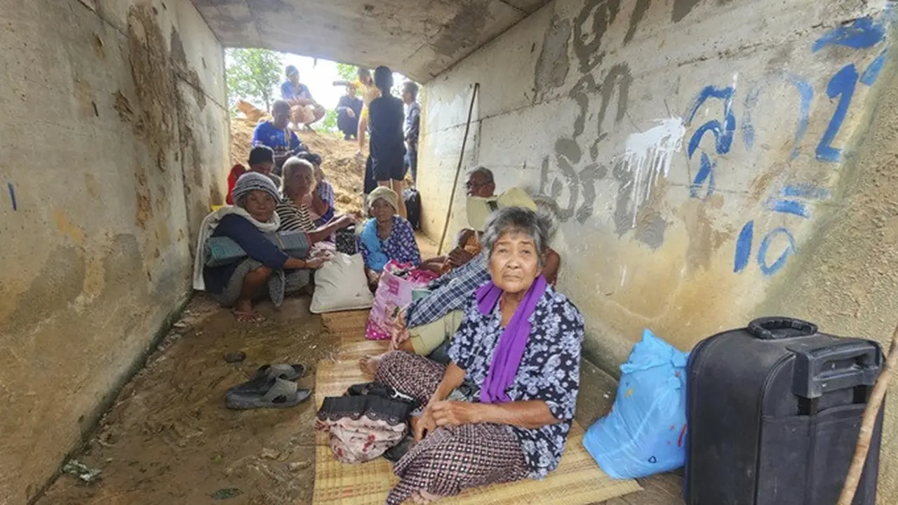 Warga Thailand yang melarikan diri akibat bentrokan antara tentara Thailand dan Kamboja mengungsi di Provinsi Surin, Thailand, pada Kamis, (24/7/2025).