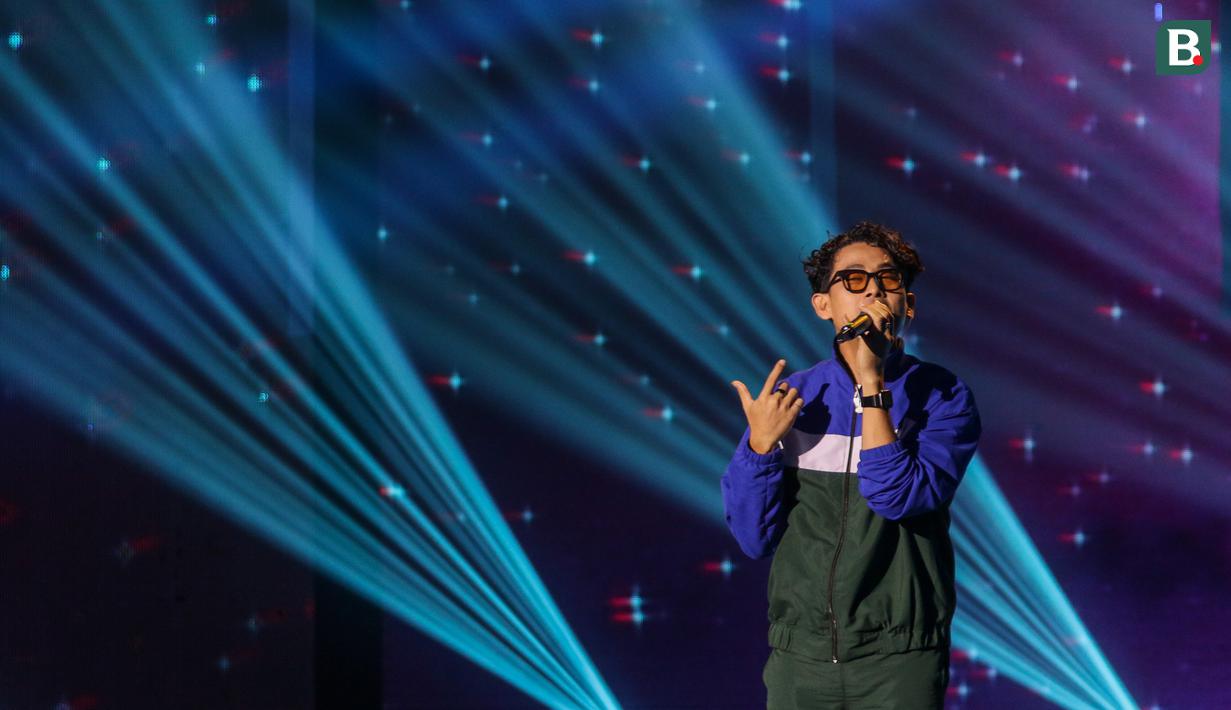 <p>Budi Doremi&nbsp;saat tampil memeriahkan acara Sportcaster Piala Dunia 2022 pada acara Konser Histeria Pesta Bola Dunia 2022 di EMTEK City, Jakarta, Kamis (20/10/2022). (Bola.com/Bagaskara Lazuardi)</p>