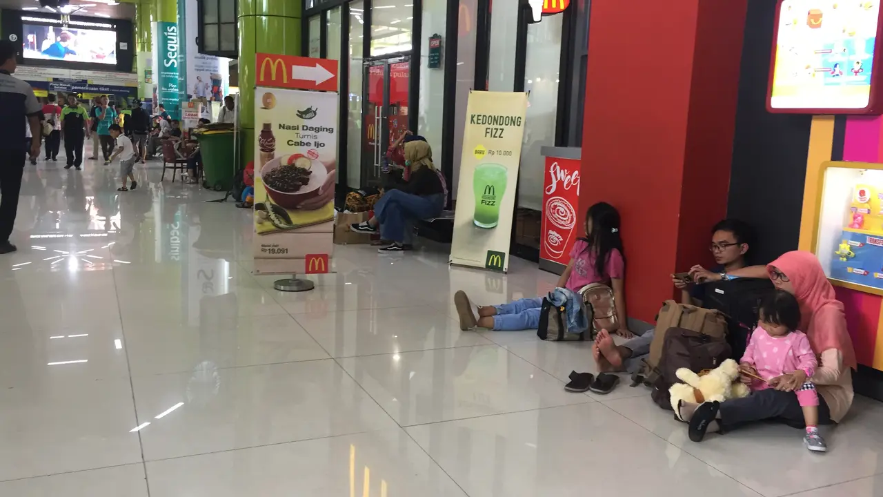 Suasana di Stasiun Gambir
