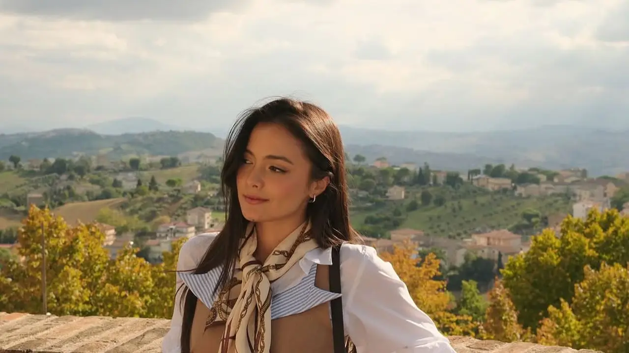 Gaya Layering Stylish Amanda Rawles di Italia, Elegan dan Effortlessly Chic!