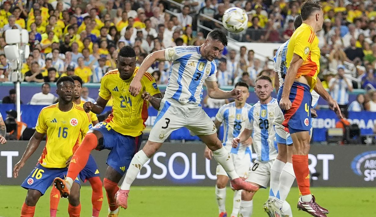 Bek Timnas Argentina, Nicola Tagliafico (tengah) berusaha menghalau bola dari ancaman striker Timnas Kolombia, Jhon Cordoba pada laga final Copa America 2024 di Hard Rock Stadium, Florida, Amerika Serikat, Minggu (14/7/2024). (AP Photo/Rebecca Blackwell)