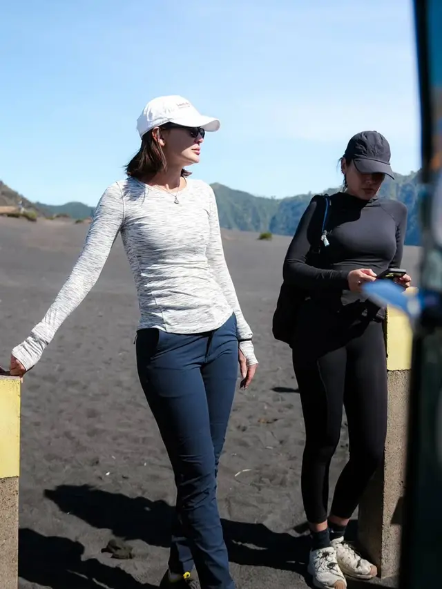 Luna Maya Liburan ke Bromo pakai topi. [@lunamaya]