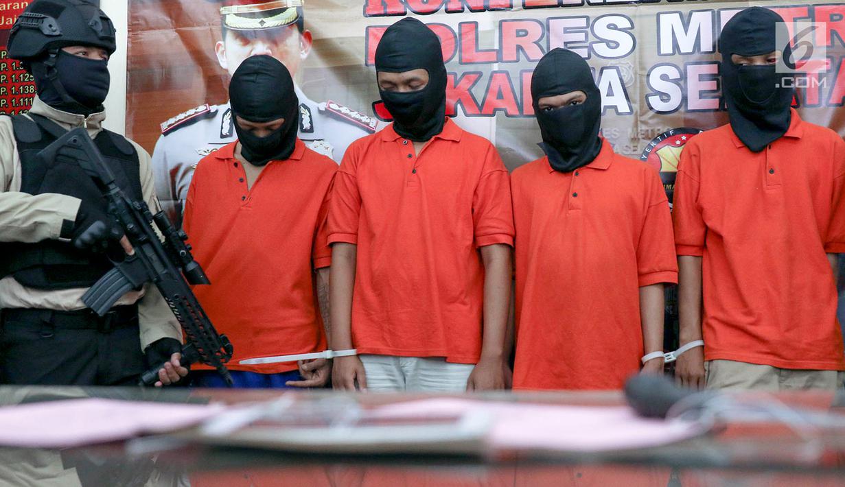 Polisi menunjukkan tersangka kasus begal di Mapolres Metro Jakarta Selatan, Selasa (17/7). Polisi meringkus  lima pembegal yang telah beraksi sebanyak tujuh kali di Depok serta tiga kali di Jakarta Selatan. (Liputan6.com/Immanuel Antonius)