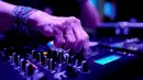 DJ Wika Szmyt memainkan musik di sebuah klub di Warsawa, Polandia, Senin (25/3). Wika kerap memainkan beragam jenis musik seperti rock, balada, latin, dan tentunya disko. (REUTERS/Kacper Pempel)