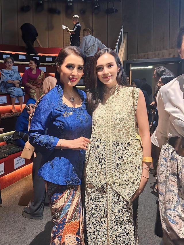 6 Gaya Anggun Beby Tsabina Padukan Batik dan Tas Rp 60 Juta saat Hadiri Acara Tutur Batik Bareng Para Ibu Pejabat