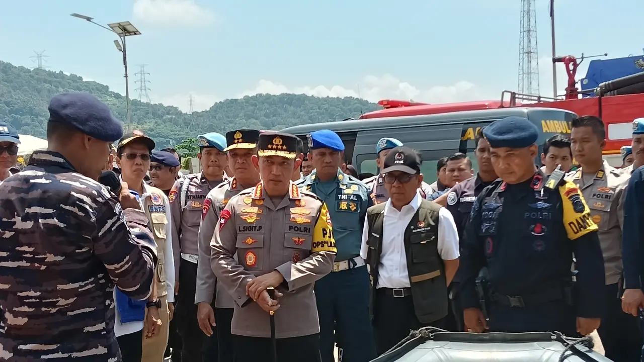 Kapolri saat mengecek kesiapan alat SAR di Dermaga Eksekutif Pelabuhan Merak.