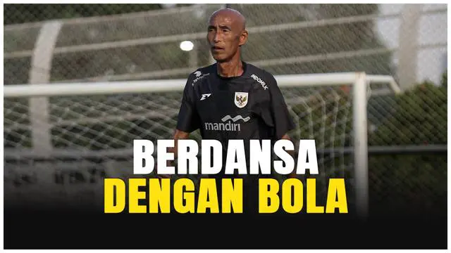 Ada momen unik dalam sesi latihan Timnas Indonesia Putri jelang Kualifikasi Piala Asia Wanita 2026. Pelatih kepala Satoru Mochizuki menunjukkan aksi tak biasa dengan berdansa sambil mengolah bola di lapangan latih Jakarta International Stadium pada J...