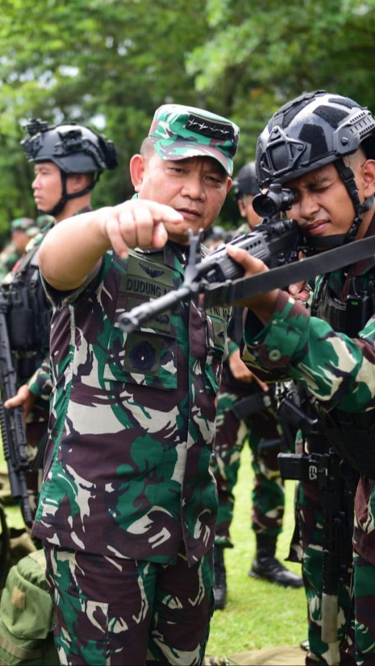 Baru-baru ini, Dudung membagikan momen perpisahannya dengan orang-orang yang selama ini menemaninya. Terlebih saat berada di kediaman D1 alias rumah dinas Kasad. <br>