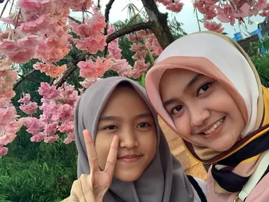 Penyanyi dangdut asal Jawa Timur ini selalu berdandan kekinian, Jihan juga sesekali mengenakan hijab yang menambah keanggunannya.(Liputan6.com/IG/@jihanaudy123_real)