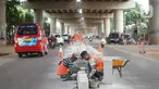Pekerja menyelesaikan pembuatan separator atau pembatas jalan di Jalan Margasatwa, Andara, Jakarta Selatan, Kamis (21/11/2019). Separator itu dibuat guna memisahkan dua lajur sehingga meminimalisasi tingkat kecelakaan. (Liputan6.com/Immanuel Antonius)