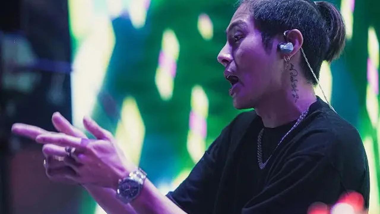 Gaya Rambut DJ Panda dengan Potongan Man Bun Undercut yang Jadi Ciri Khas