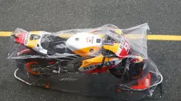 Motor milik Marc Marquez terbungkus plastik saat pemanasan jelang balapan Republik Ceska di Sirkuit Brno, (6/8/2017). (AP/Petr David Josek)