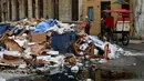 Tumpukan sampah di jalanan menimbulkan bau busuk dan mengundang kerumunan lalat di beberapa bagian kota berpenduduk 2,1 juta jiwa ini, yang memiliki tiga tempat pembuangan sampah terbuka. (YAMIL LAGE / AFP)