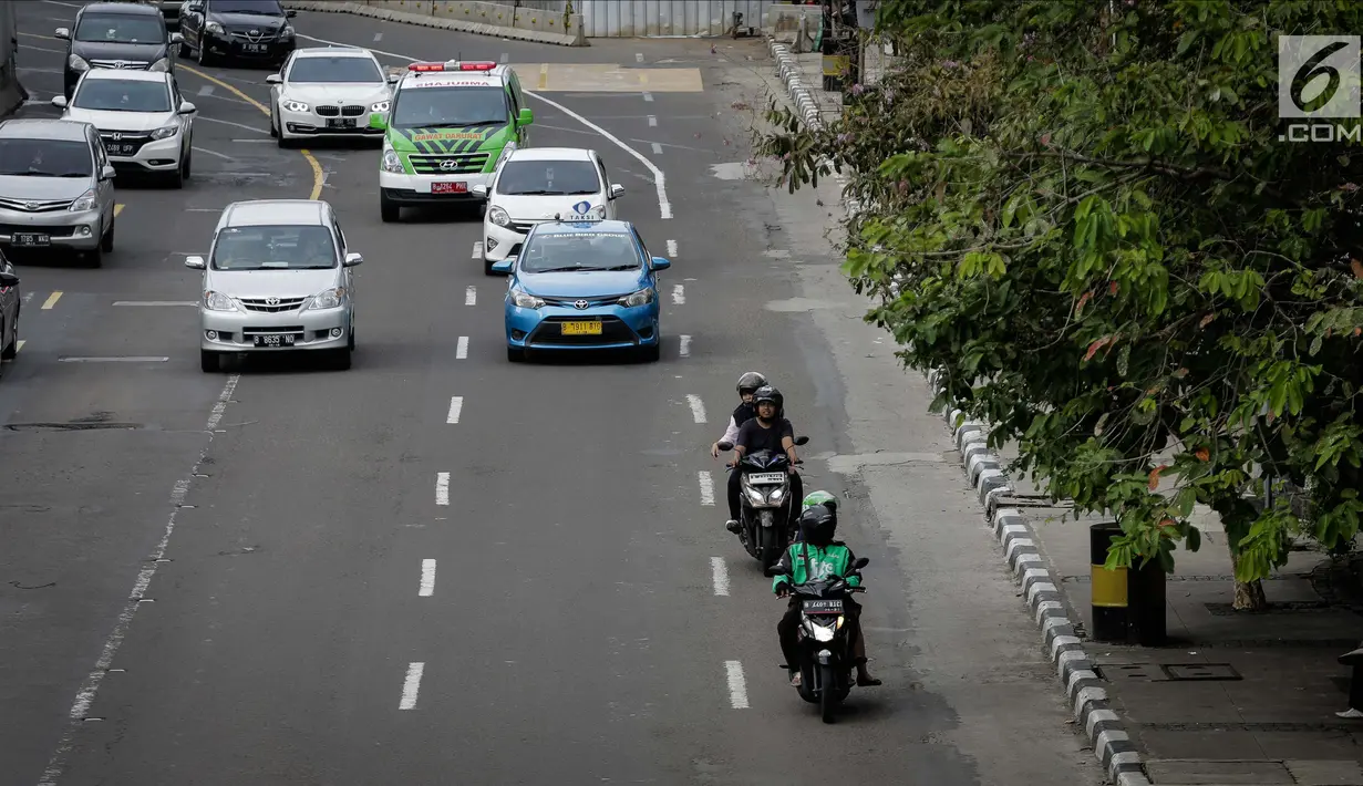Sejumlah kendaraan bermotor melintas di Jalan MH. Thamrin, Jakarta, Minggu (4/2). Sebelumnya petugas dari Dinas Perhubungan telah melakukan sosialisasi selama 7 hari terkait jalur khusus motor. (Liputan6.com/Faizal Fanani)