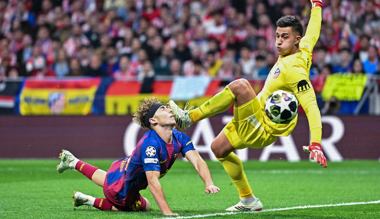 Sepatu sang kiper tepat mengenai wajah Fermin Lopez, membuatnya langsung terkapar di lapangan. (AFP/Javier Soriano)