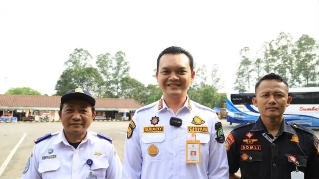 Kepala Dinas Perhubungan (Dishub) Kota Tangerang Achmad Suhaely saat memantau layanan mudik di Terminal Poris Plawad.