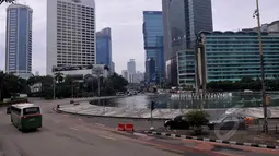 Arus lalulintas di kawasan Jalan Sudirman-MH Thamrin, Jakarta, tampak lengang, Kamis (19/2/2015). Perayaan Tahun Baru Imlek membuat sejumlah ruas jalan ibukota yang biasanya macet dan padat kendaraan kini tampak sepi. (Liputan6.com/Johan Tallo)