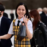 Jisoo BLACKPINK tampil manis dengan gaya preppy di Paris Fashion Week 2022. (Twitter/jichu_charts).