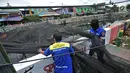 Petugas Dinas Sumber Daya Air Aliran Timur melepas kain waring atau jaring yang menutupi Kali Item di Kemayoran, Jakarta, Rabu (14/11). Pelepasan waring juga untuk mempermudah dalam membersihkan sampah di aliran Kali Item. (Merdeka.com/Iqbal S. Nugroho)