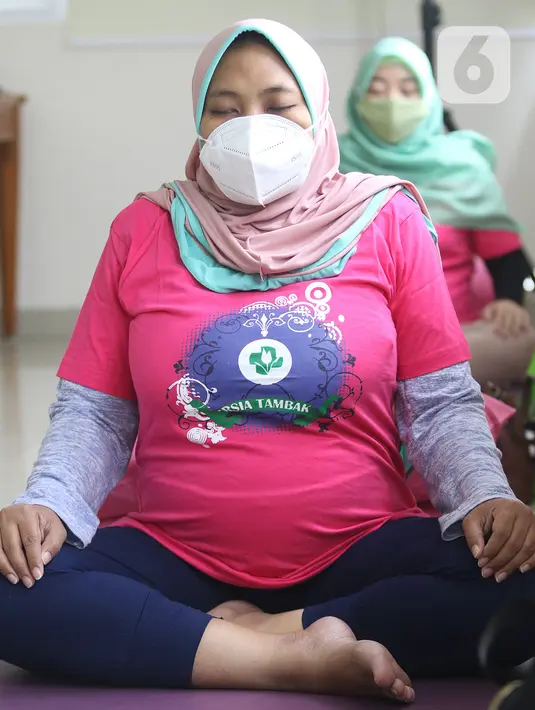 Seorang perempuan hamil yang mengenakan masker mengikuti senam hamil di Rumah Sakit Ibu dan Anak Tambak, Jakarta, Sabtu (10/04/2021). Senam untuk ibu hamil mulai dilaksanakan secara offline setelah para petugas medis menerima vaksinasi Covid-19. (Liputan6.com/Herman Zakharia)