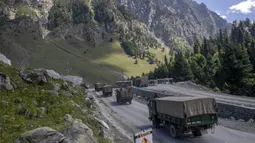 Konvoi tentara India bergerak di Jalan Raya Srinagar-Ladakh, Gagangeer, Srinagar, Kashmir, India, Rabu (9/9/2020). India dan China terlibat dalam kebuntuan yang menegangkan di wilayah gurun dingin Ladakh sejak Mei lalu. (AP Photo/Dar Yasin)