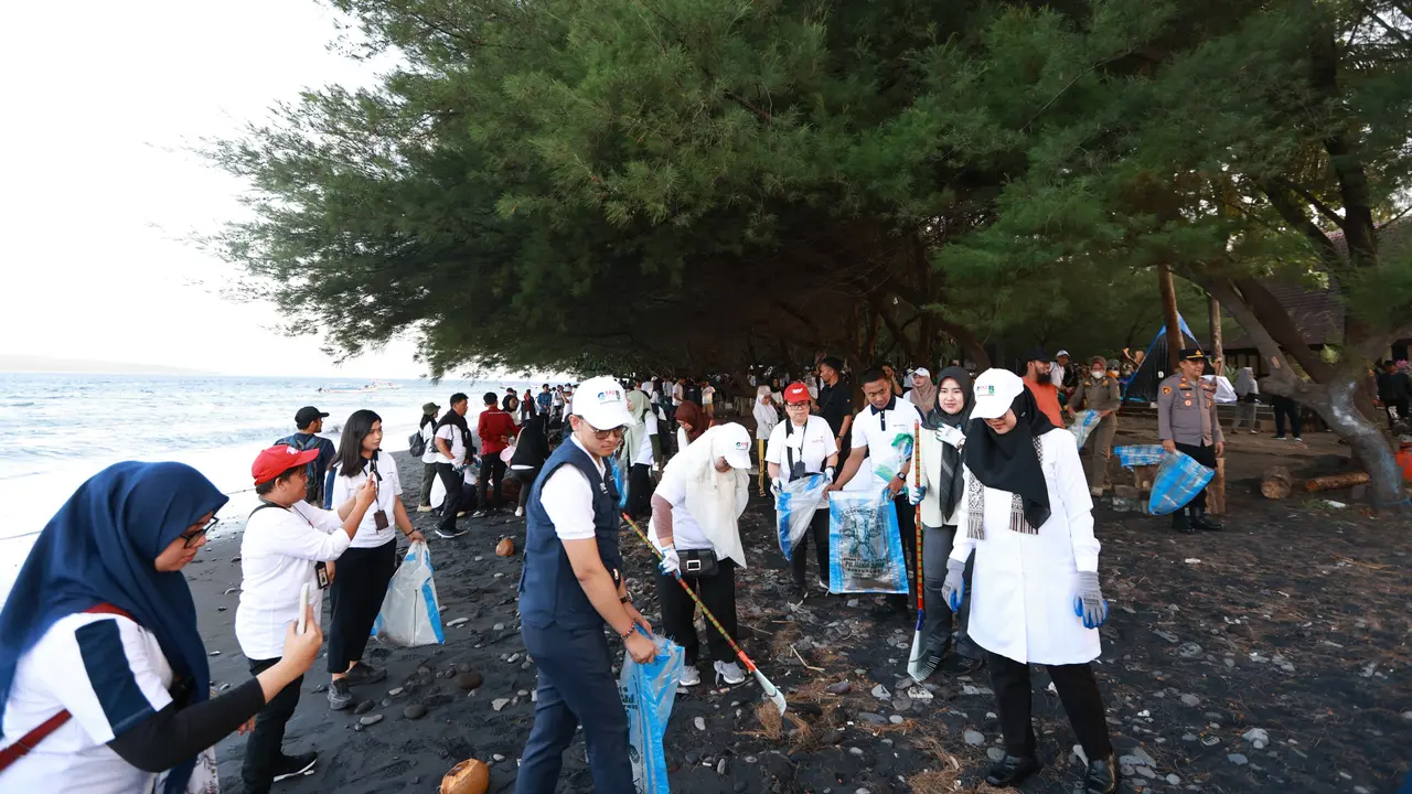 Proses bersih -bersih pantai di destinasi wisata Grand Watudodol Banyuwangi (Istimewa)