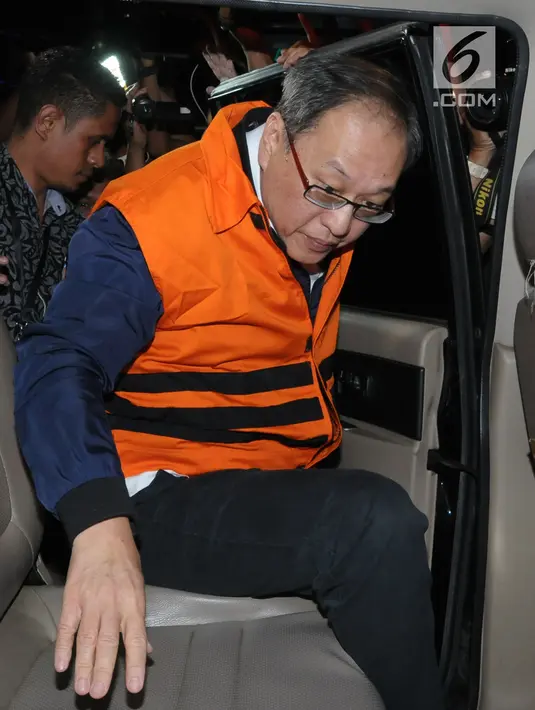 Tersangka dugaan korupsi proyek pengadaan E-KTP, Made Oka Masagung naik mobil tahanan usai menjalani pemeriksaan di gedung KPK Jakarta, Rabu (4/4). Ia ditahan usai diperiksa sebagai tersangka dugaan korupsi proyek e-KTP. (Liputan6.com/Helmi Fithriansyah)