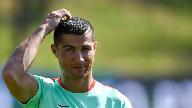 Rambut Nyentrik Pesepakbola yang Pernah Jadi Perbincangan Dunia