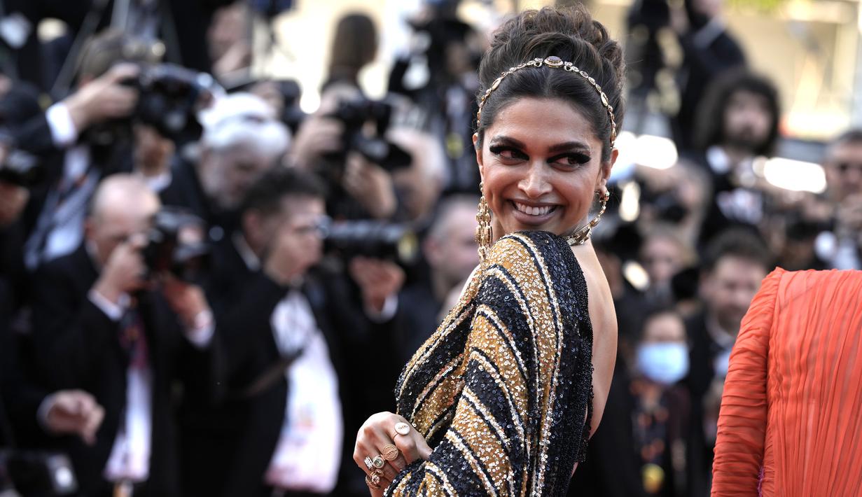 Aktris India dan anggota Juri Seleksi Resmi Deepika Padukone tersenyum saat dia tiba untuk menghadiri pemutaran film "Final Cut (Coupez !)" menjelang upacara pembukaan Festival Film Cannes edisi ke-75 di Cannes, Prancis selatan (AP Photo/Petros Giannakouris)