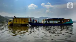 Petani melakukan bongkar muat hasil panen ikan bawal air tawar yang akan dibawa ke Pasar Ikan Muara Angke Jakarta dari Waduk Cirata di kawasan Desa Gudang, Cikalong Kulon, Cianjur, Jawa Barat, Senin (29/8/2022). Sejumlah petani ikan air tawar di kawasan Waduk Cirata sudah lebih dari dua bulan menjerit karena kenaikan harga pakan ikan dari Rp 8.500/kg menjadi Rp 10.500/kg sementara harga ikan bawal konstan Rp 14.500/kg di tingkat petani. (merdeka.com/Arie Basuki)