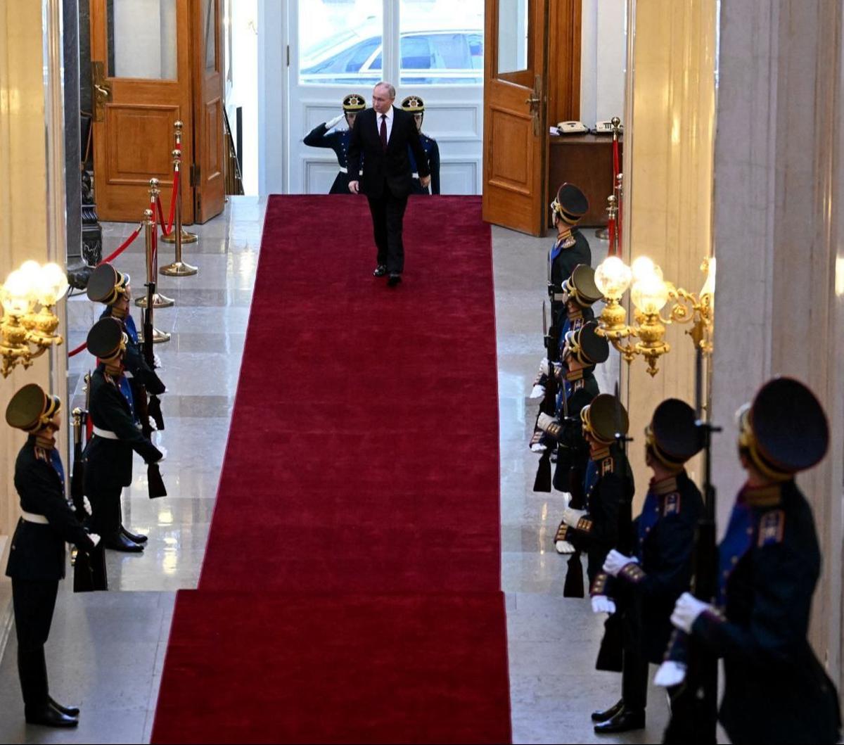 Sementara Ukraina menilai seremoni pelantikan Putin kembali menjadi kepada negara Rusia ini telah menciptakan "ilusi legalitas bagi seseorang yang berkuasa hampir seumur hidup". Foto: Reuters / Pool<br>