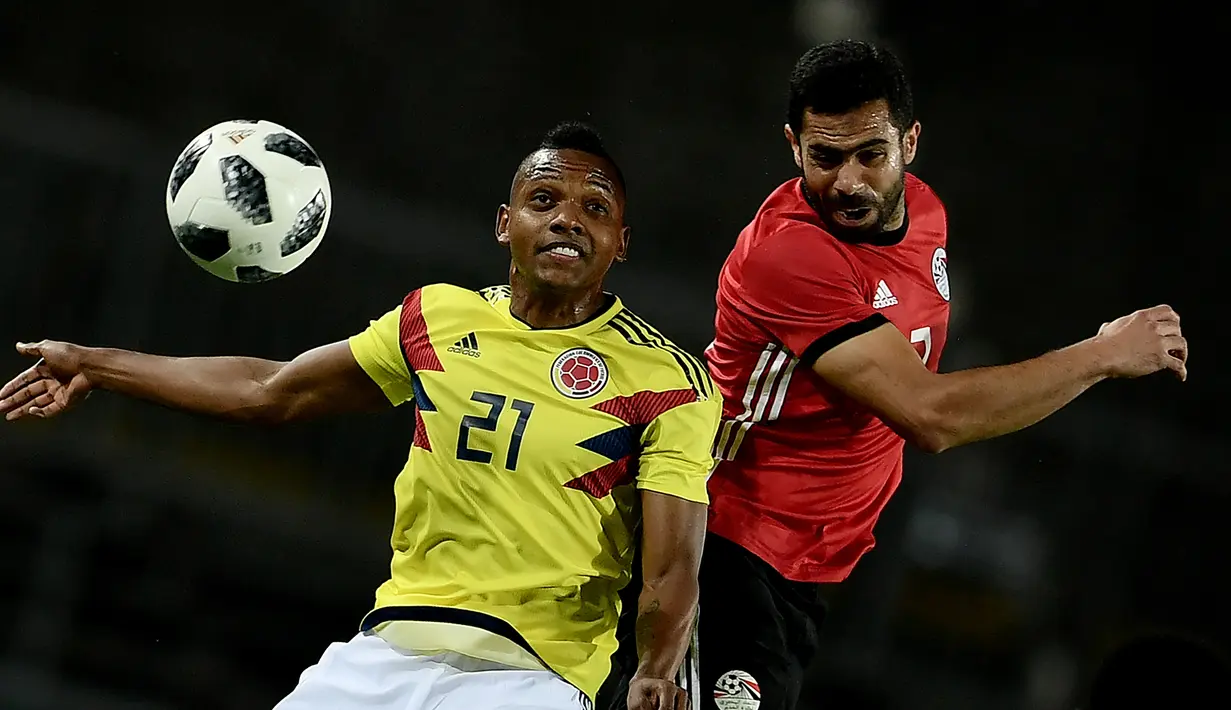 Duel pemain Kolombia, Jose Heriberto Izquierdo (kiri) dan pemain Mesir, Sam Morsy pada laga uji coba di "Atleti Azzurri d'Italia Stadium”, Bergamo, (1/6/2018). Mesir dan Kolombia bermain imbang 0-0. (AFP/Marco Bertorello)
