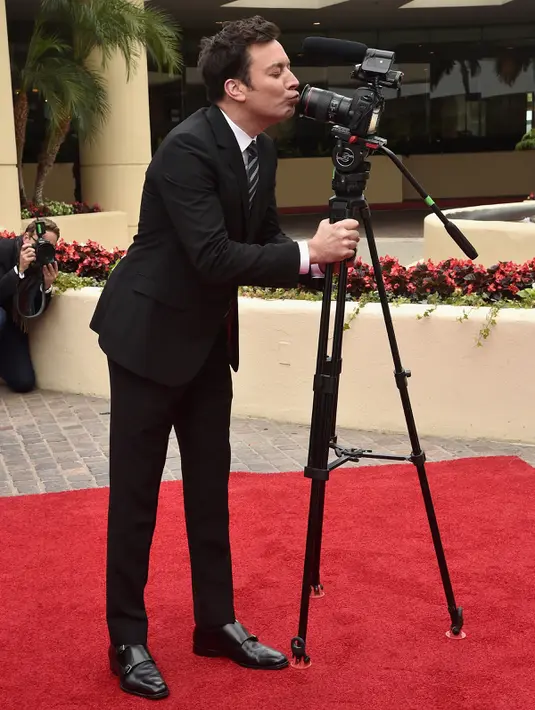 Tingkah Pembawa acara Golden Globe Awards ke-74, Jimmy Fallon saat berpose di karpet merah jelang penanugerahan Golden Globe Awards ke-74 di Beverly Hilton, Beverly Hills, (4/1). (Chris Pizzello/Invision/AP)