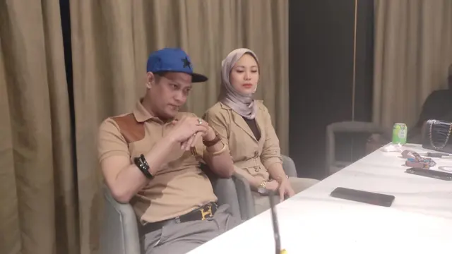 Gus Anom bersama dengan istrinya