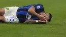 Reaksi kesakitan striker Inter Milan, Lautaro Martinez usai mendapat tekel dari pemain AC Milan pada laga pekan ke-33 Serie A Liga Italia 2023/2024 di San Siro Stadium, Milan, Senin (22/4/2024). (AP Photo/Luca Bruno)