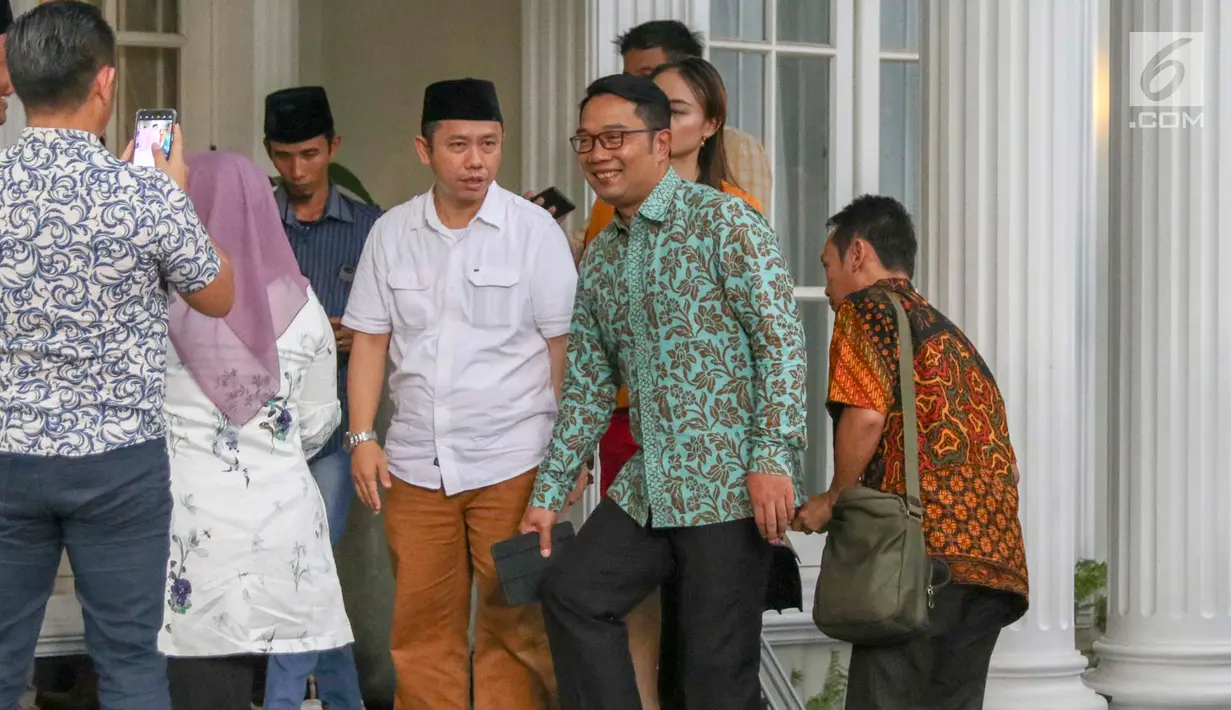 Gubernur Jawa Barat Ridwan Kamil tersenyum saat tiba mengunjungi kediaman calon wakil presiden nomor urut 01 Ma'ruf Amin di Jalan Situbondo, Menteng, Jakarta Pusat, Selasa (12/2). (Liputan6.com/Immanuel Antonius)