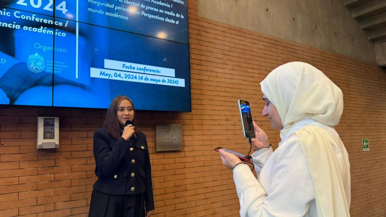Reporter Liputan6.com, Natasha Amani saat mengikuti kegiatan pelatihan Youth Multimedia Room and Factcheck Lab di Pontificia Universidad Católica de Chile, Santiago, Chile pada Kamis (2/5/2024).