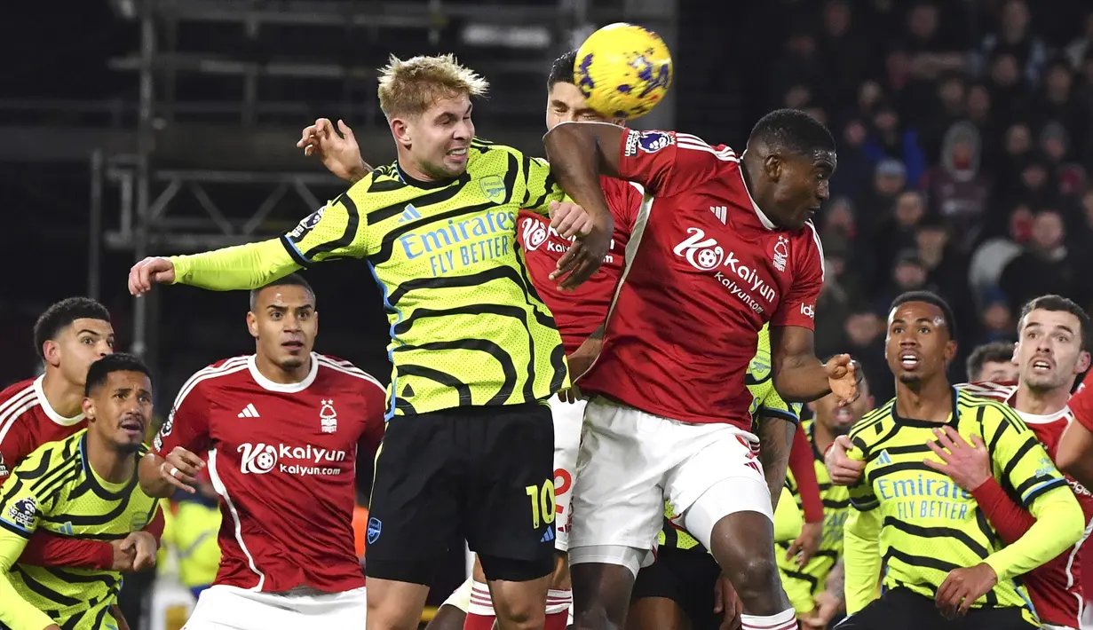 Pemain Arsenal, William Saliba, berebut bola dengan pemain Nottingham Forest, Chris Wood, dalam laga Premier League 2023/2024 pekan 22 di Stadion City Ground, Rabu (31/1/2024). (AP Photo/Rui Vieira)