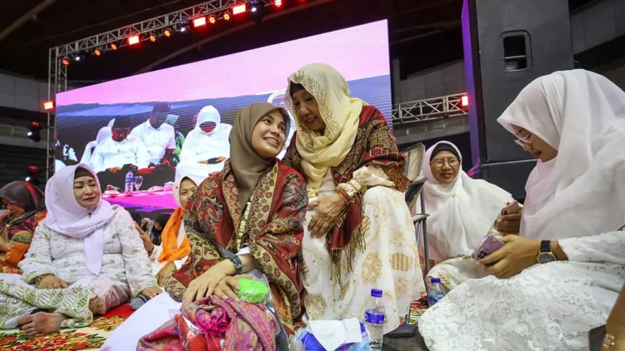Siti Atikoh Supriyanti menghadiri Pengajian Akbar di DBL Arena, Surabaya, pada Rabu 20 Desember 2023. Pengajian tersebut dihadiri majelis taklim serta Nyai dan Ning se Jawa Timur (Istimewa)